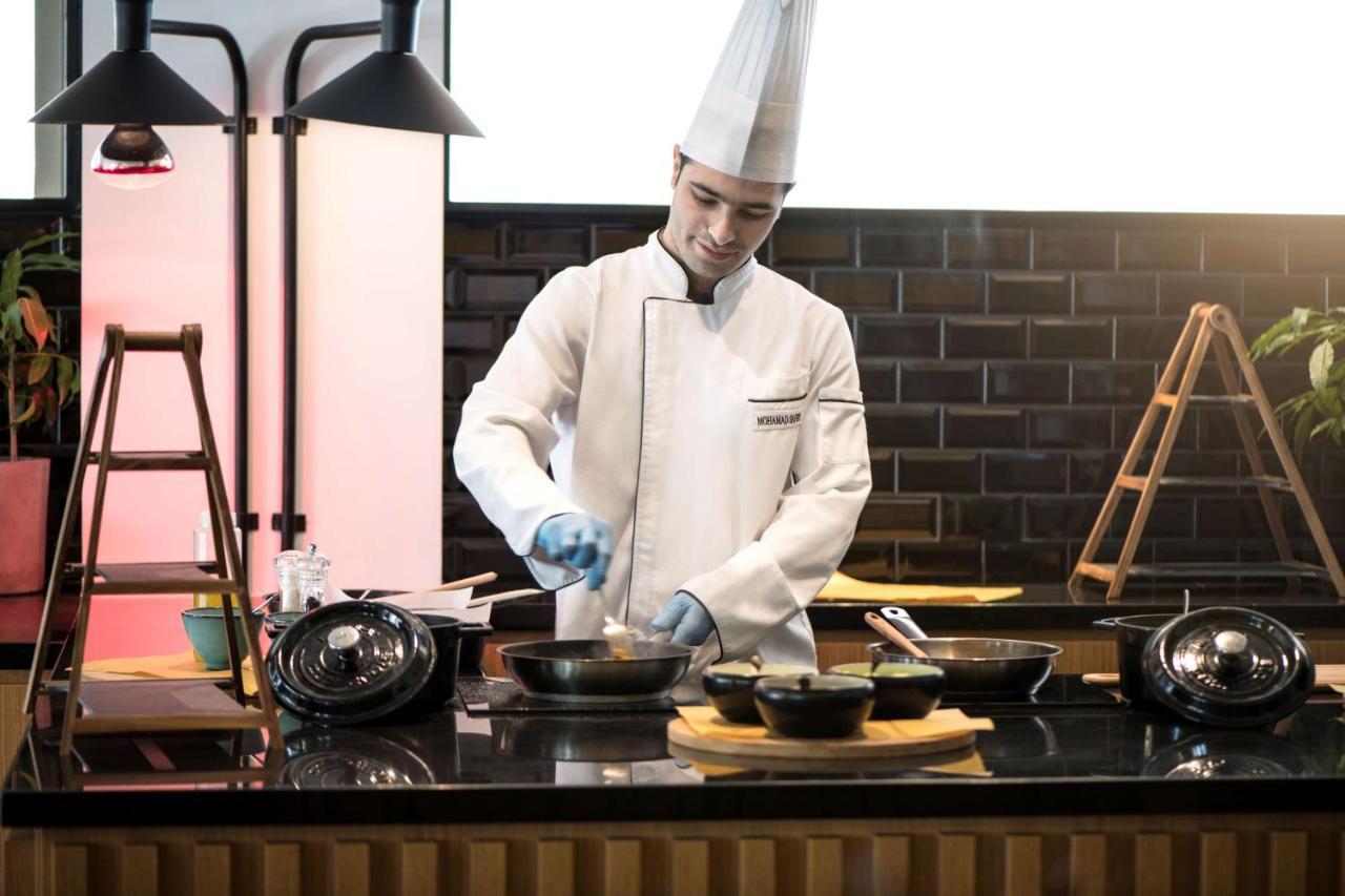 Radisson Blu Hotel, Beirut Verdun Extérieur photo A chef preparing food