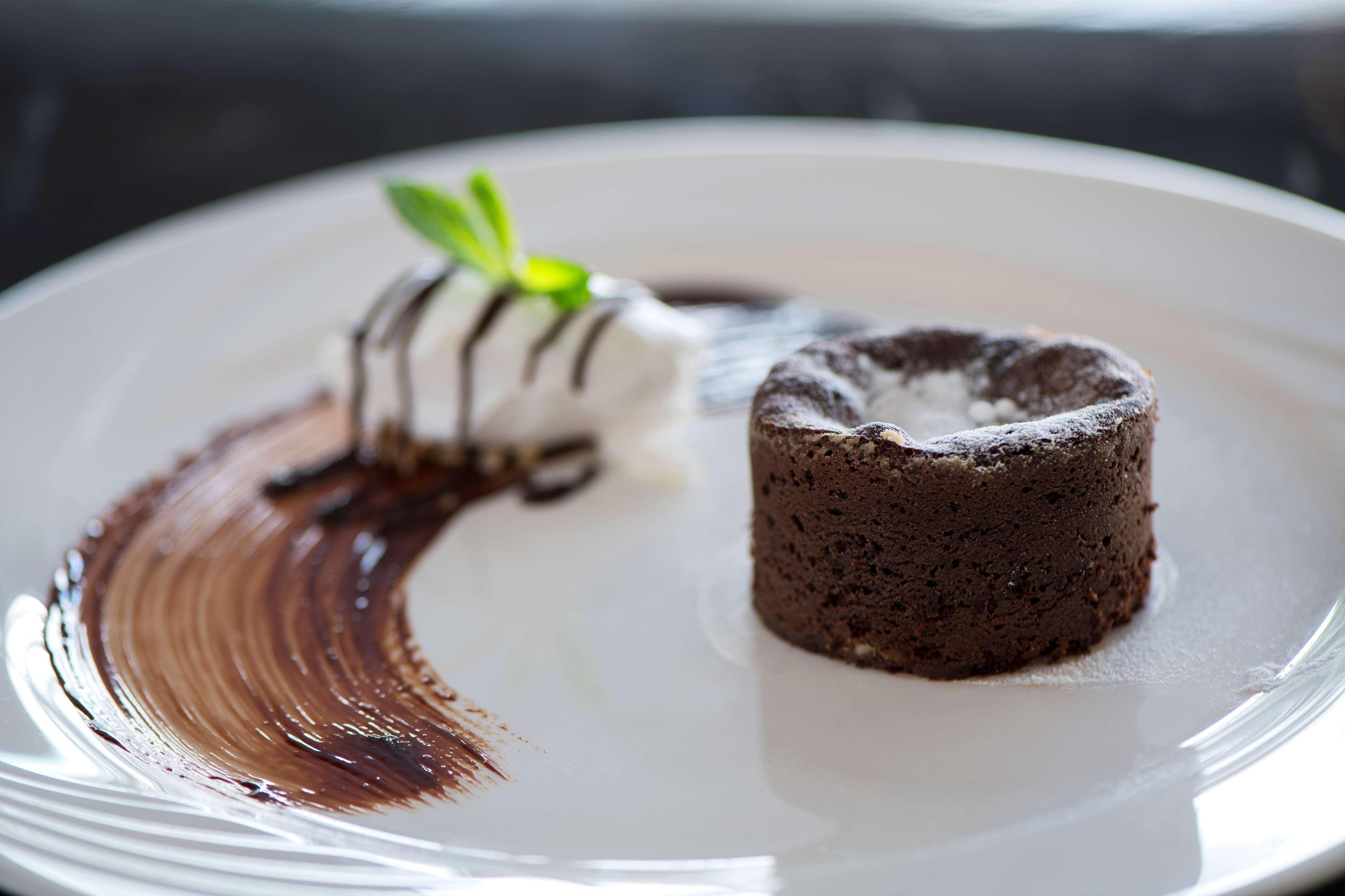 Radisson Blu Hotel, Beirut Verdun Extérieur photo A chocolate lava cake