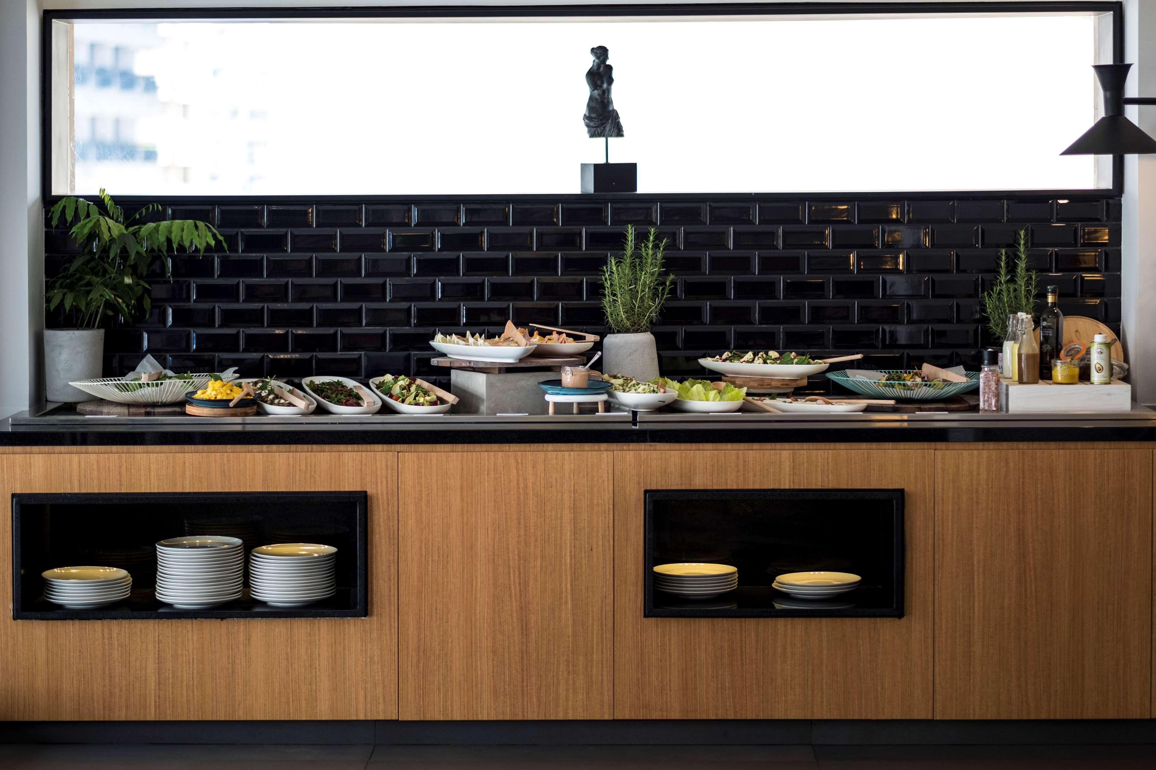 Radisson Blu Hotel, Beirut Verdun Extérieur photo A typical open kitchen