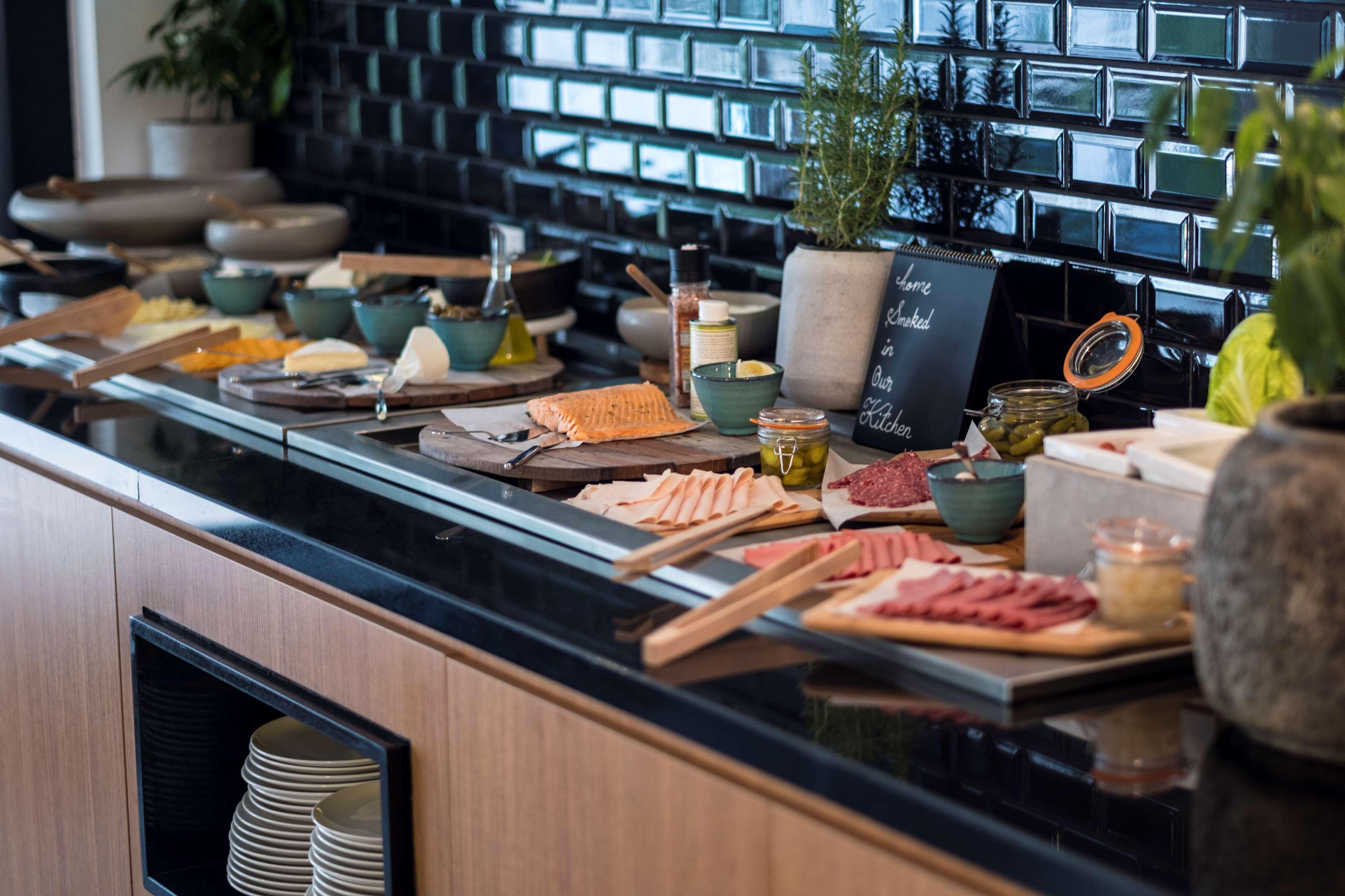 Radisson Blu Hotel, Beirut Verdun Extérieur photo A buffet at a hotel