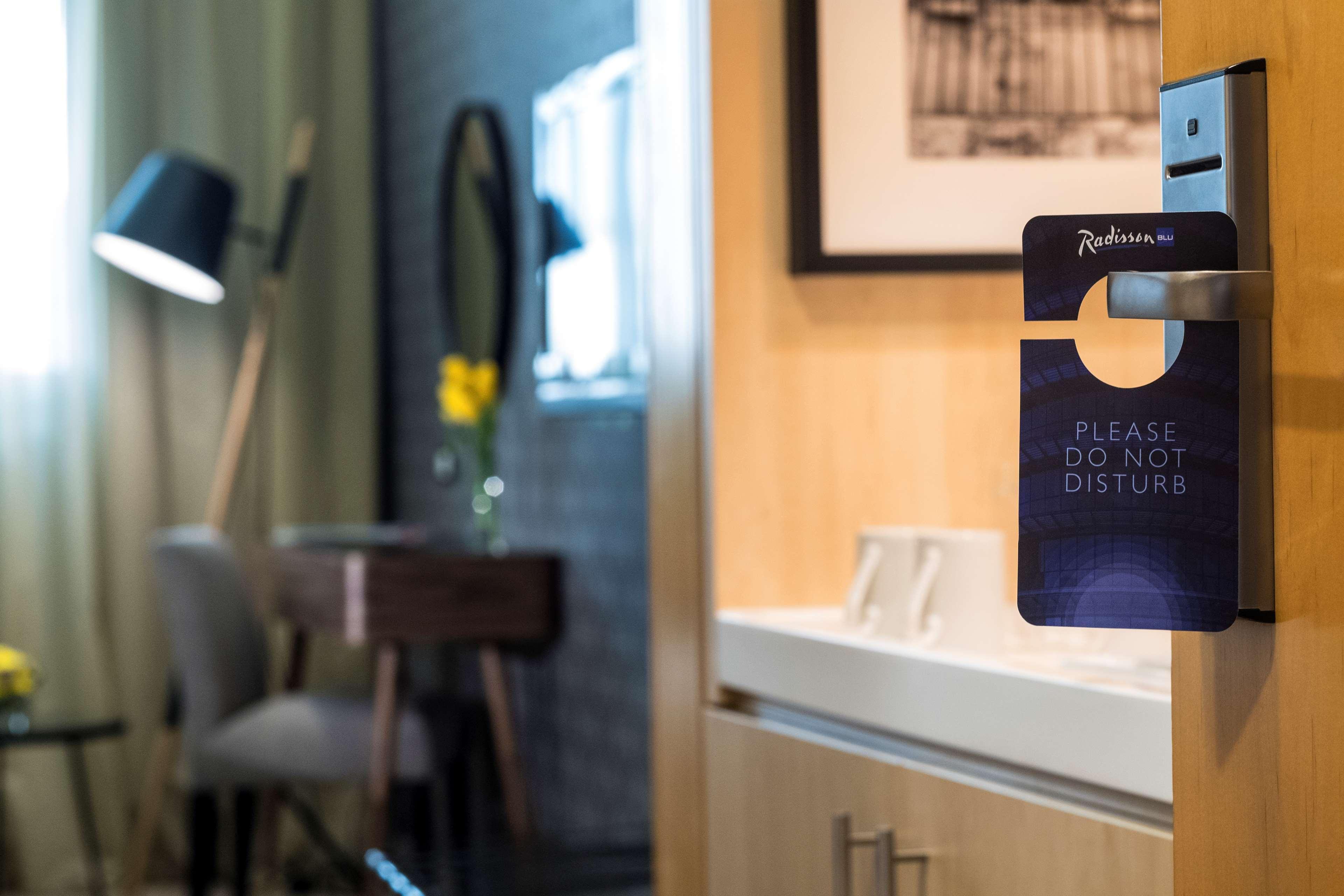 Radisson Blu Hotel, Beirut Verdun Extérieur photo A "Do Not Disturb" sign in a hotel room