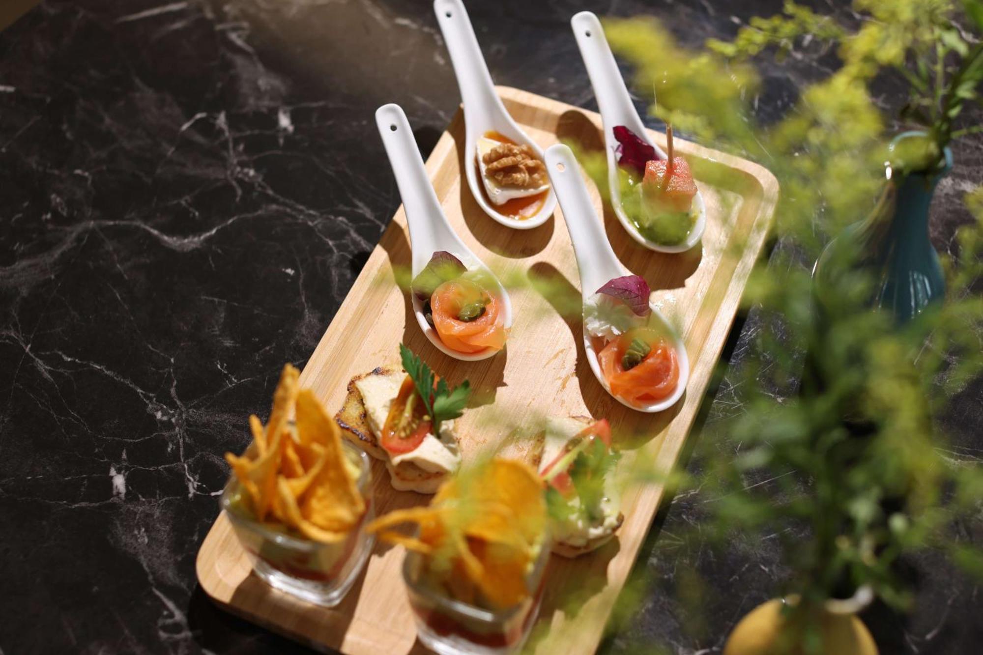 Radisson Blu Hotel, Beirut Verdun Extérieur photo A selection of amuse-bouches