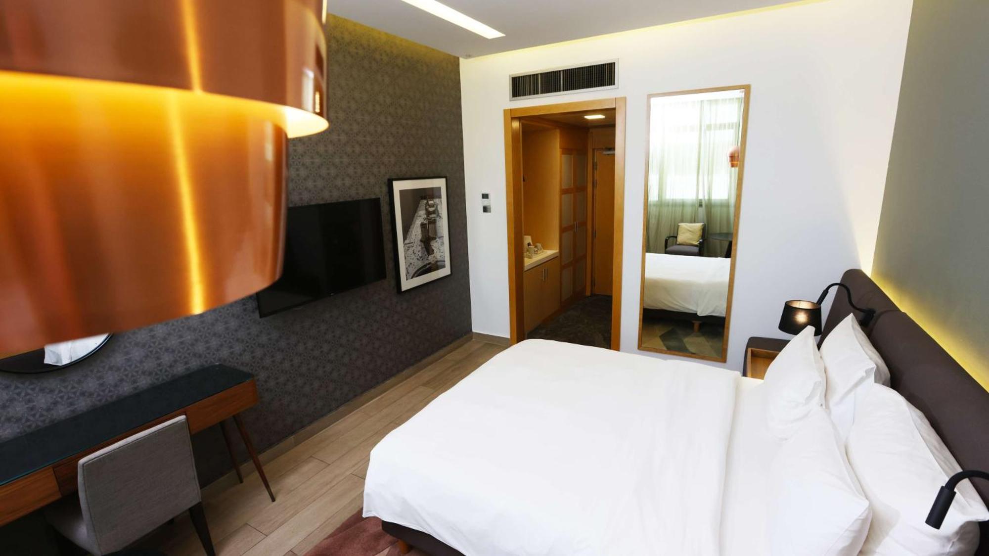 Radisson Blu Hotel, Beirut Verdun Extérieur photo A room at the hotel