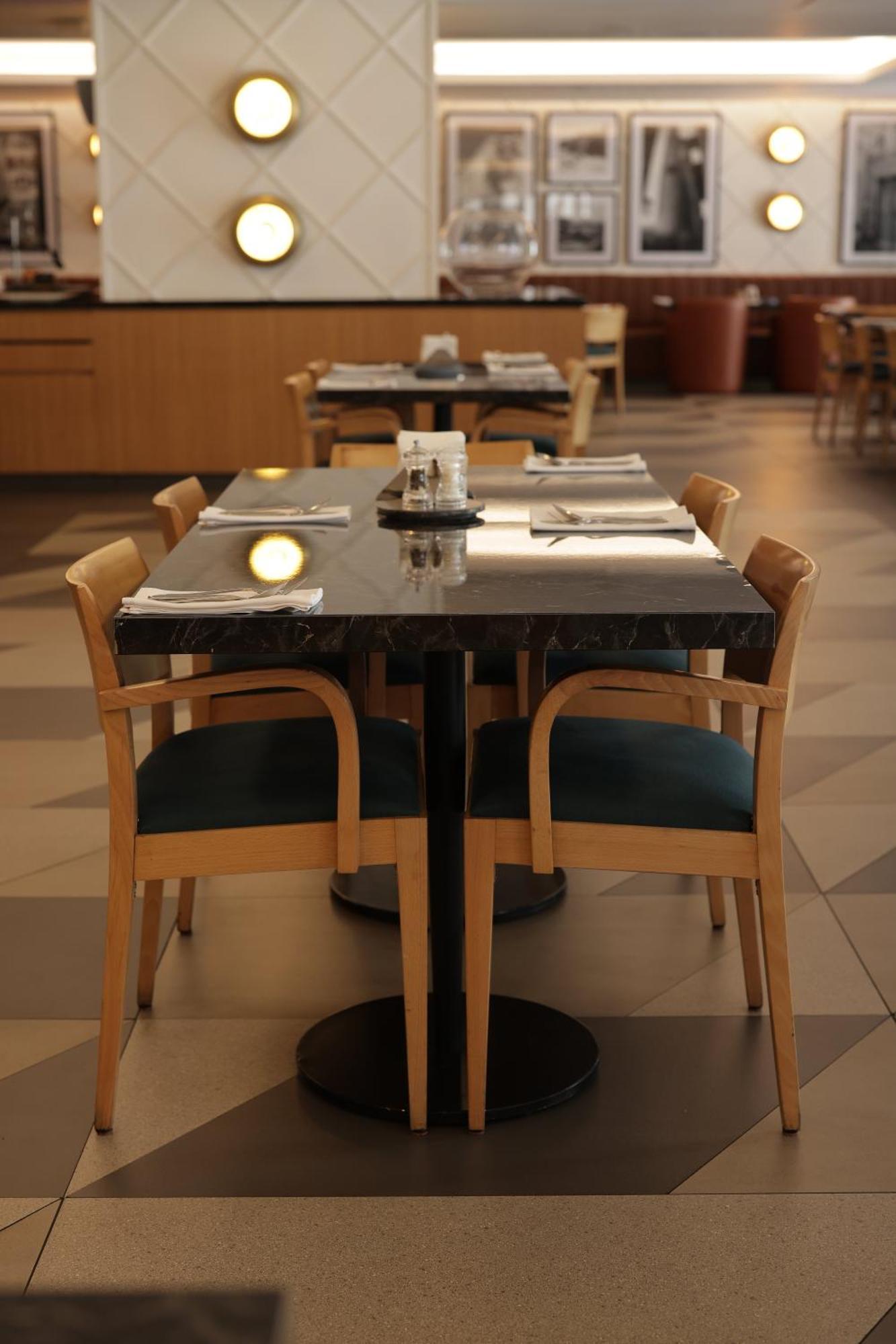Radisson Blu Hotel, Beirut Verdun Extérieur photo A table and chairs