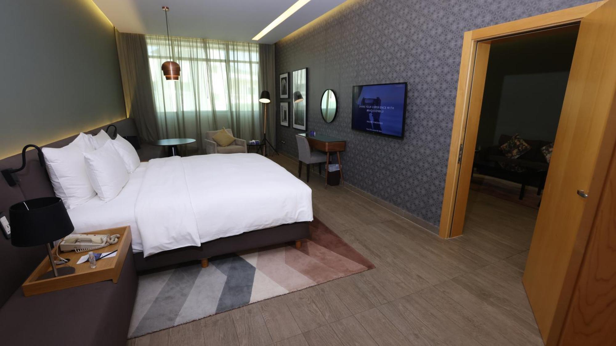 Radisson Blu Hotel, Beirut Verdun Extérieur photo A bedroom at the hotel