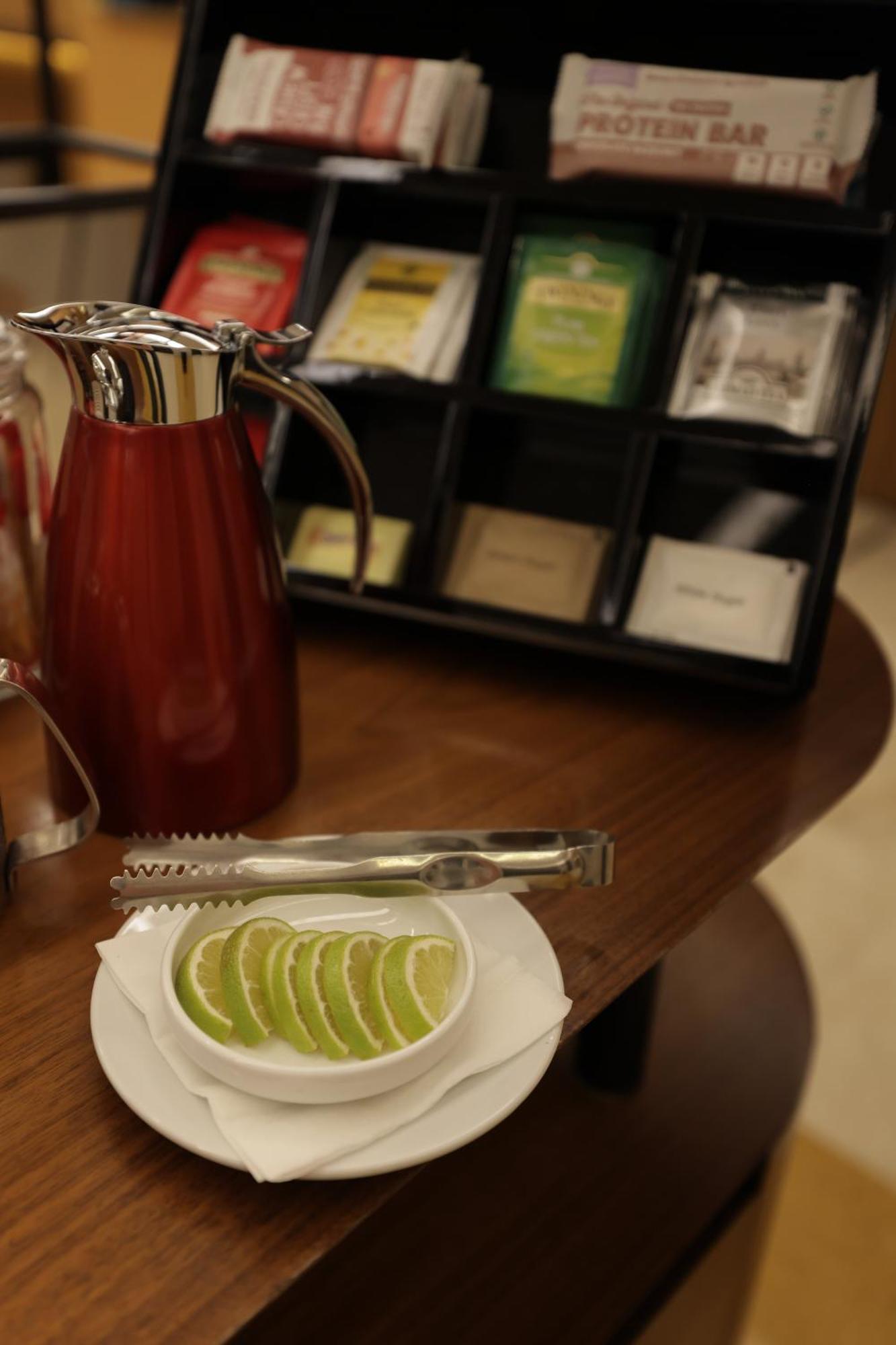 Radisson Blu Hotel, Beirut Verdun Extérieur photo A tong used to serve lime slices