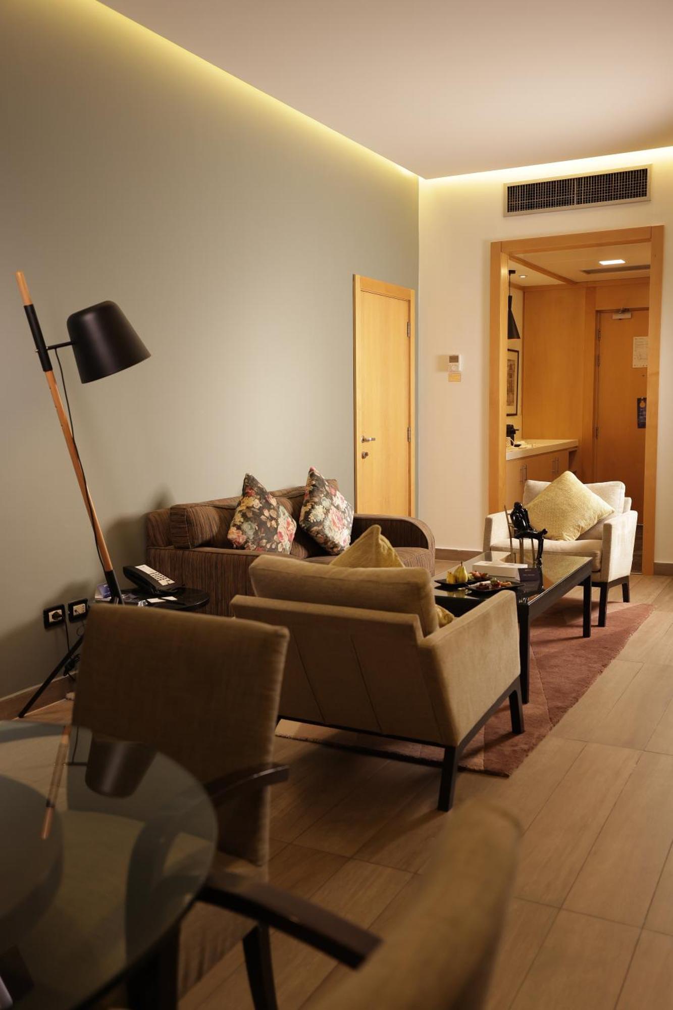 Radisson Blu Hotel, Beirut Verdun Extérieur photo A living room in a hotel suite
