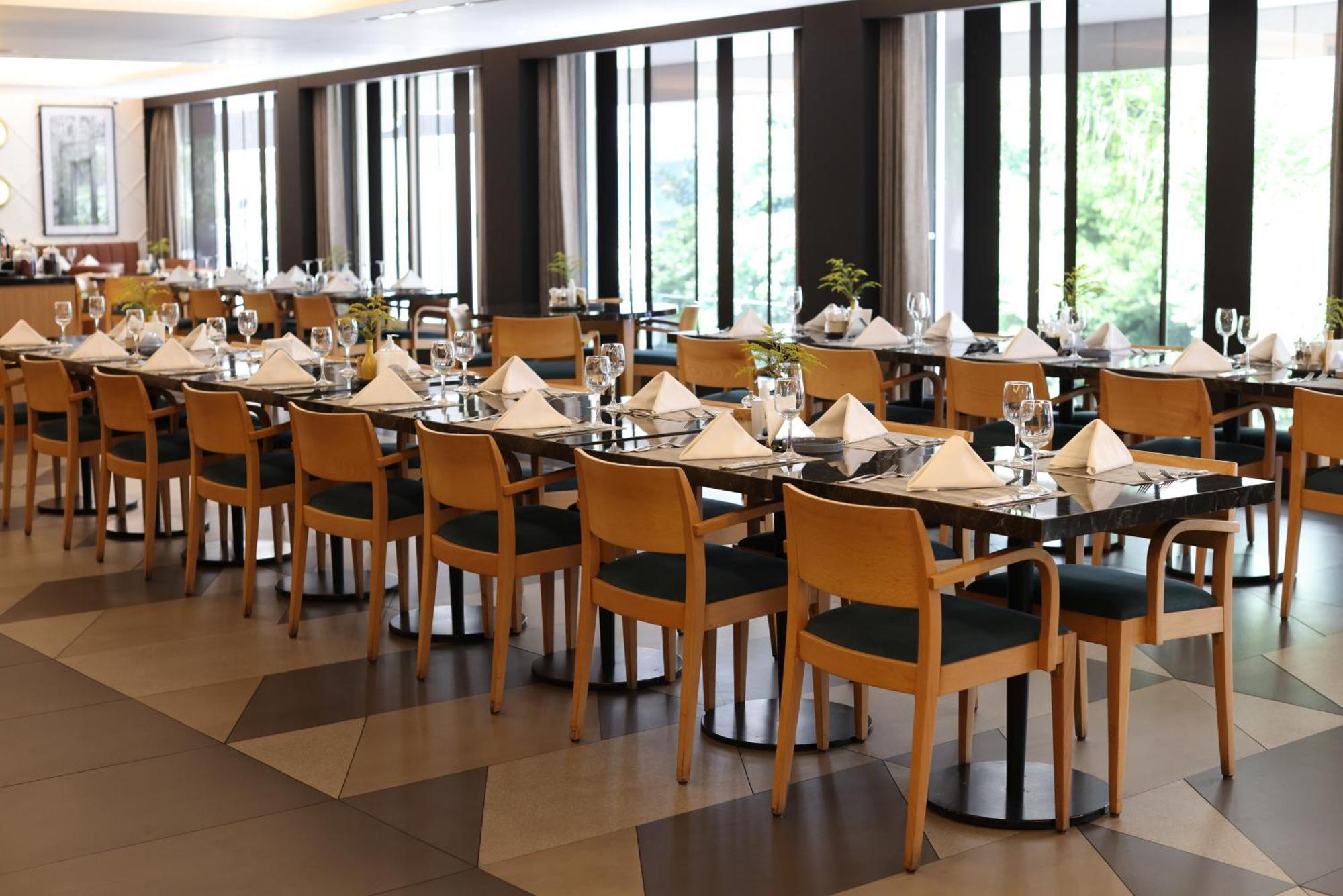 Radisson Blu Hotel, Beirut Verdun Extérieur photo The restaurant at the hotel