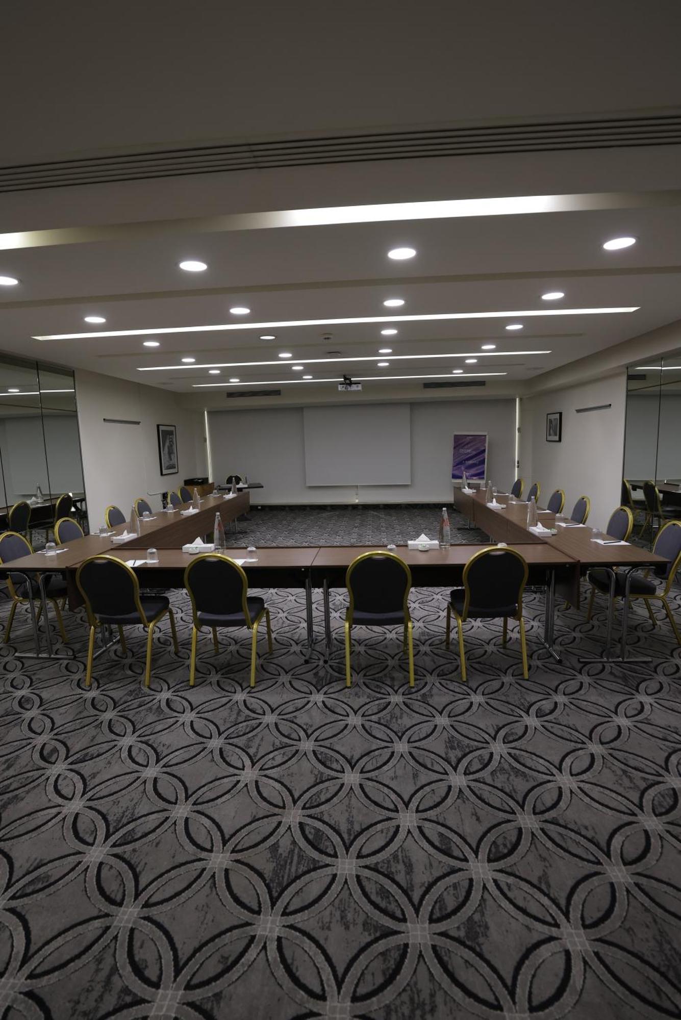 Radisson Blu Hotel, Beirut Verdun Extérieur photo A meeting room at the hotel
