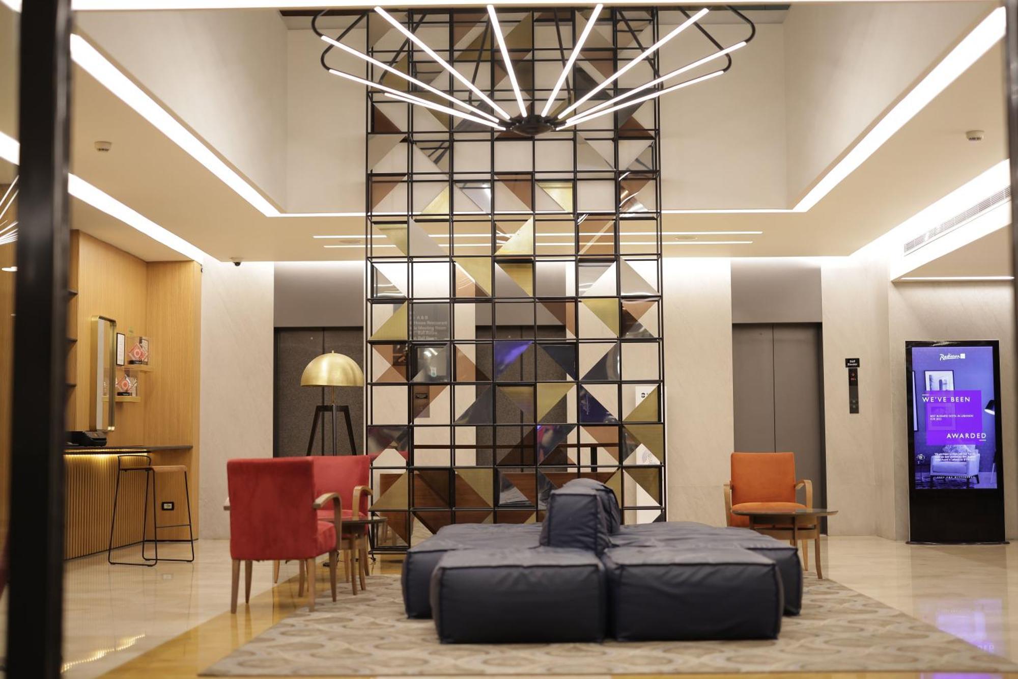 Radisson Blu Hotel, Beirut Verdun Extérieur photo The lobby of the hotel